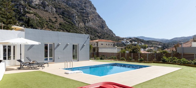 private pool ,jacuzzi , BBQ , big garden ,free parking , free wifi in Σπήλι