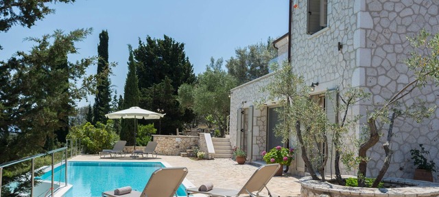 Private stone built villa, infinity pool, BBQ, nearby Agios Nikitas in Tsoukalades