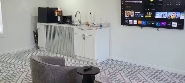 Private Studio unit in Warren