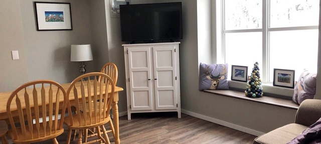 Private suite with semi-private hot tub, and BBQ - pet friendly too! in Silver Star Mountain