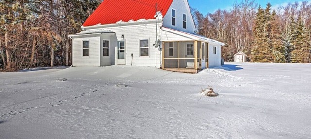 Quaint 2BR Plus Den Murray Harbour House W/Screened-in Porch in Murray Harbour