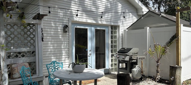 Quaint Beach Bungalow One block from the Gulf! in Crystal Beach