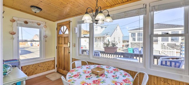 Quaint Hampton Villa - Walk to Beach and Dining in Hampton