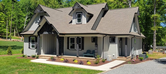 Quiet lake getaway offering R&R with 2 electric bikes and optional sunset cruise in Sherrills Ford