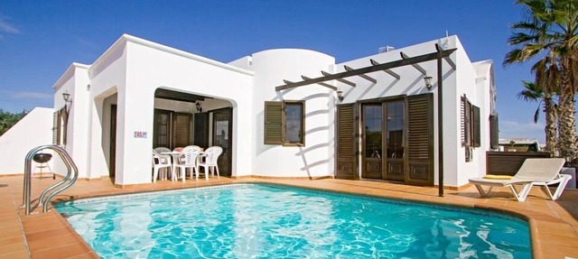 R 5010 Villa Androula with Table Tennis,Dining Facilities & Portable BBQ. in Puerto del Carmen