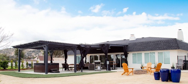 Rainbow Canyon Retreat: Hot Tub, Fire Pit, Games Room - Sleeps 16+ in Fallbrook