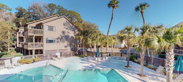 Recently updated, steps to the beach and The Dunes House Restaurant! in Hilton Head
