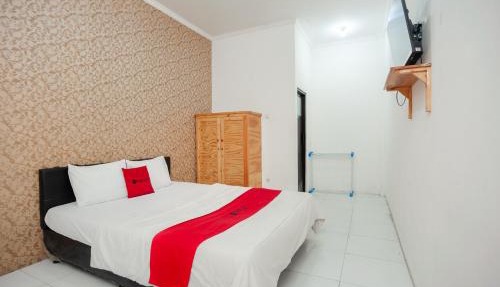 RedDoorz Syariah near Jatisampurna Hospital in Bekasi
