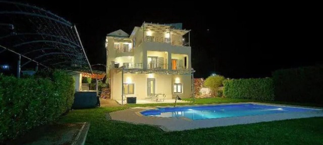 Relax in the private Luxury Villa Dion and enjoy your vacation in Messinia. in Chalazoni