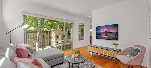 Relaxing Getaway Oasis with Patio in Charming Kew in Kew