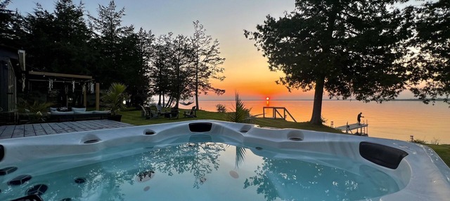 Relaxing Waterfront Casa in wine County w/HOT TUB and PANORAMIC SAUNA SPA in Prince Edward