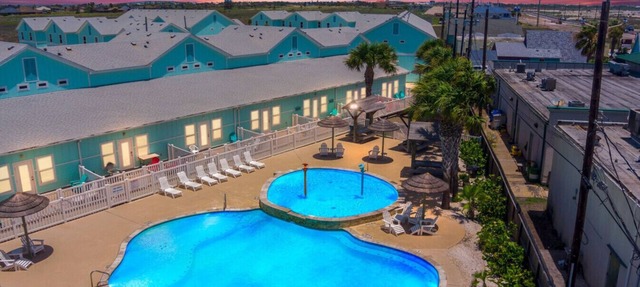 Resort Pool, 5 Bedroom, Spacious, King Beds, Near White Cap Beach, Patio, Grill in Corpus Christi