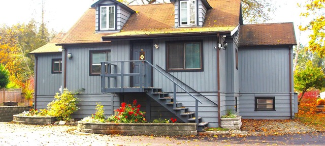 Riverside Resort - House on the River (4 Bed 3 Bath Character House) in Qualicum Beach