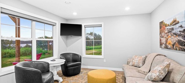 RiverWest Trails End Chalet -Hot Tub - River View - Dog Friendly in Duluth