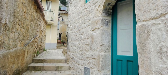Romantic roof-terraced holiday rental in the center. Illimited free wifi. in Scicli