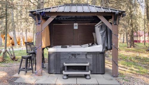 Rustic Cozy Cabin with hot tub in Bragg Creek