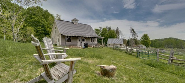 Rustic Loft in Working Horse Barn in Loretto