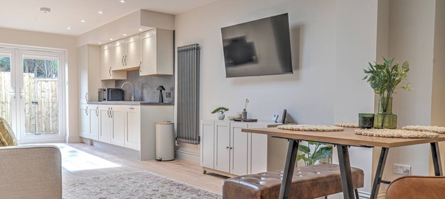 Savernake House | Stylish Stay for 6 + Parking in Swindon
