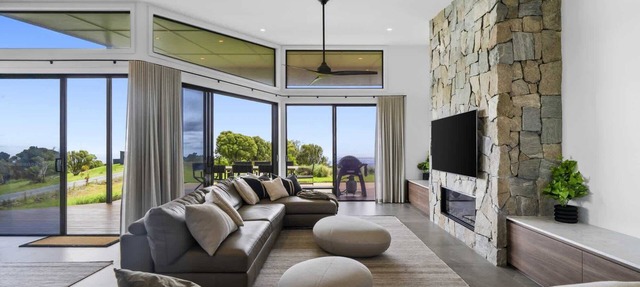 Scenic House with Private Yard & BBQ Area in Springbrook
