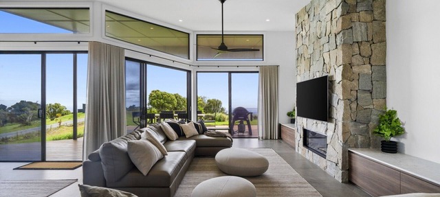 Scenic House with Private Yard & BBQ Area in Springbrook