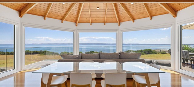 Seaside Sanctuary: Pool & Beachfront - WIFI, Linen, Pool, Spa, Beachfront in Ventnor