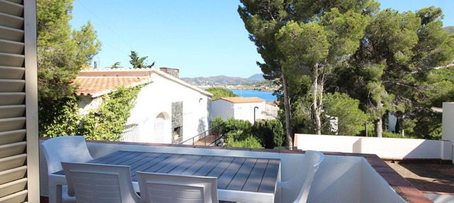Seaside Villa with Garden, 100m from La Farella Beach, 3 Bedrooms, Sleeps 6 in Llançà