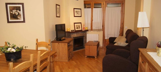 Selva de Conques - Three Bedroom Apartment, Sleeps 6 in Benasque