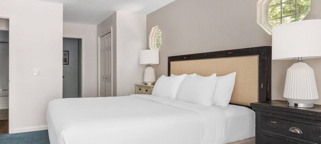 Serene 1BR King Suites w/Full Kitchen & Laundry near Wright Brothers Memorial in Kitty Hawk