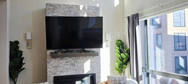 Silverthorne Ski Loft - Garage Parking, Hot Tub, Downtown & Minutes to Slopes in Silverthorne