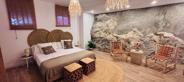 Single apartment with extra large bed. in Canillas de aceituno