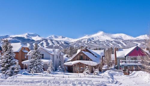 Ski villa located just a block from Main Street with pool, hot tub, & WiFi in Breckenridge