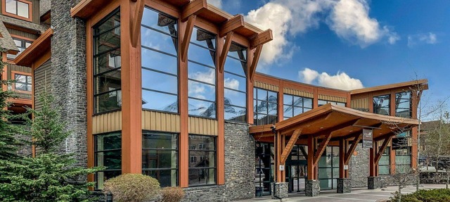 Sophisticated Mountain Condo – Pool & Hot Tub in Canmore