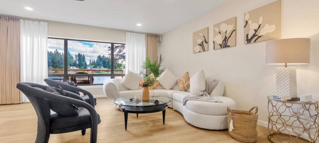 Spacious 3B2B Upper unit breathtaking lake views in Auburn