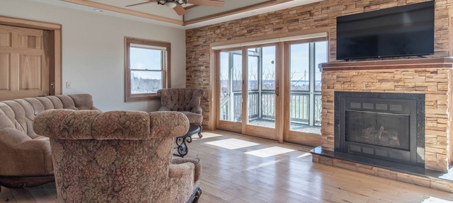 Spacious 4-bedroom overlooking Singer Castle including boat slip on the river in Hammond