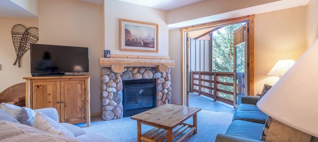 Spacious condo that sleeps 4, steps from the lifts, free wifi & parking in Copper Mountain