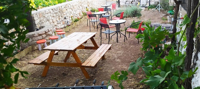 Spacious quad studio, w/sea view, garden, just 10' drive from the beach! in Fterno