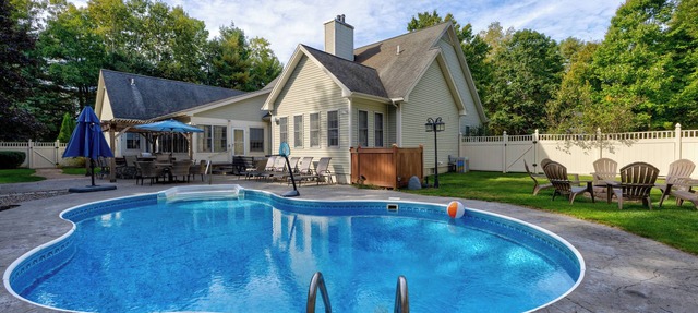 Spacious Retreat mins from Lake George w/heated pool 20 mins to Gore in Warrensburg