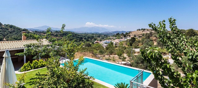 Spacious villa with full privacy & nature views! in Rethymno