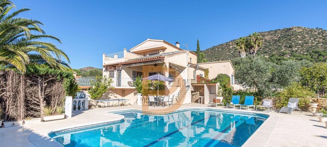 Spacious Villa with Spectacular Views BBQ and Pool in Pau