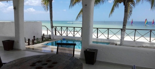 Sparkling Beachfront Pool Satelite TV and WIFI in Progreso