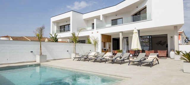Splendid contemporary villa in the city center 3 minutes walk from the beach in Empuriabrava