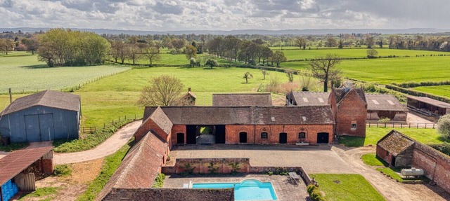 Stunning Five Bedroom Home Near Tewkesbury in Forthampton