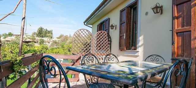 Stunning private villa for 6 guests with A/C, WIFI, TV, terrace and pets allowed in Lido Di Noto