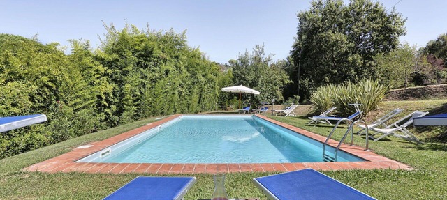 Stunning private villa for 12 guests with WIFI, private pool, A/C and TV, close to Lucca in Lucca