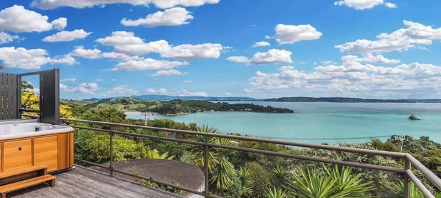Sunset Sanctuary - Elevated Rocky Bay Retreat in Waiheke Island