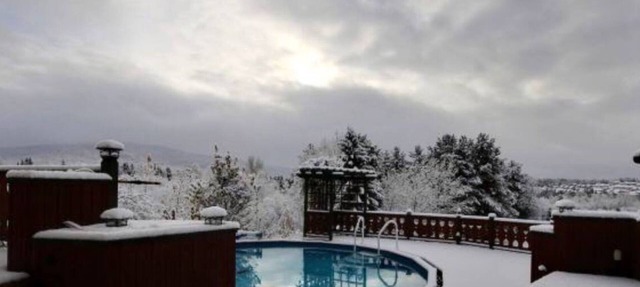 Swiss Chalet with outdoor spa in Sainte-Brigitte-de-Laval