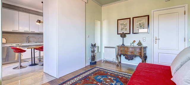 T0+1 APARTMENT WITH STUNNING VIEWS OVER THE NEIGHBORHOOD OF ALVALADE in Lisboa