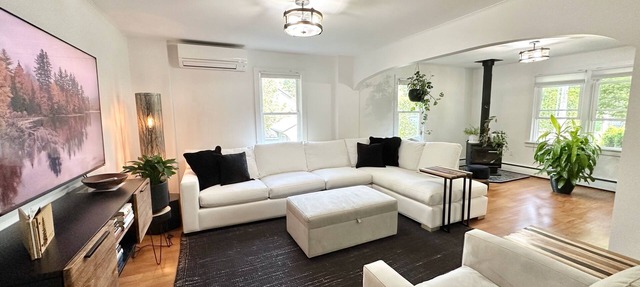 The Middlebury Cottage · 4 BR Modern Village Home · Hot Tub · Walk to Campus in Middlebury