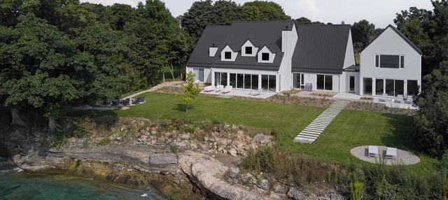 The Rowanwood | Wellington | 4 Bedrooms | Luxury Waterfront in Prince Edward