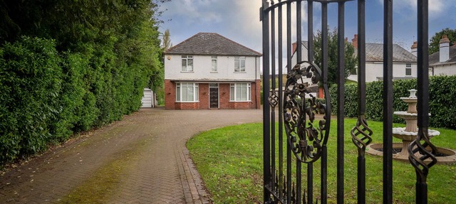 The Spetchley- 5 Bedroom, 10 Guests , Private Parking in Spetchley